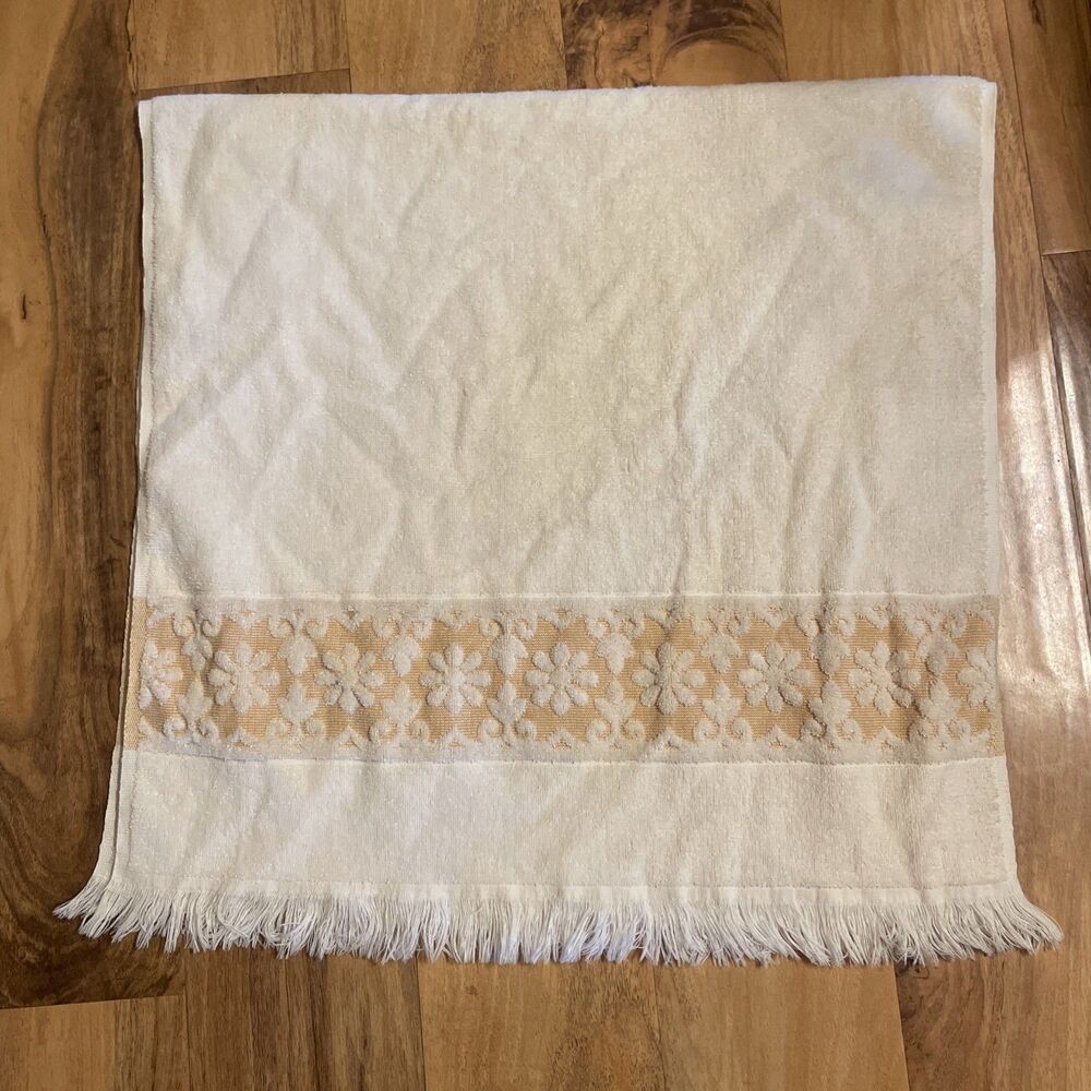 Vintage JCPenney Sculpted Bath Towel Light Yellow Daisy Floral Fringe 40x22